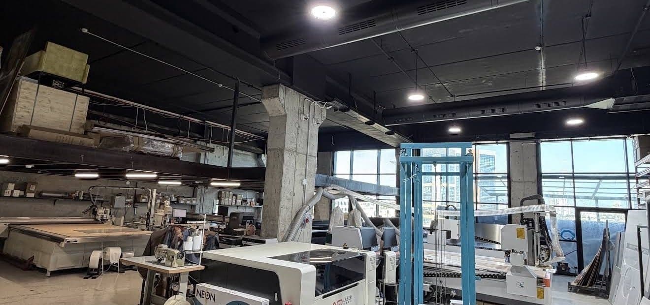 רצפת הייצור של המשלט בראשון לציון — לייזר, CNC ומדפסות