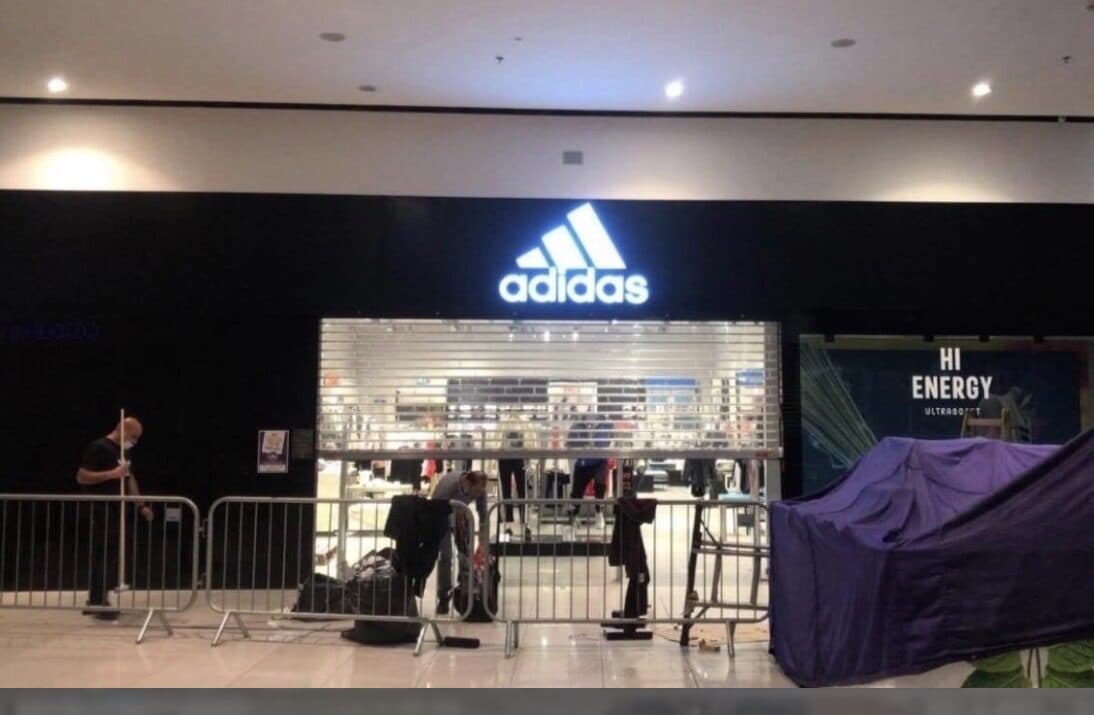 התקנת מיתוג adidas בקניון