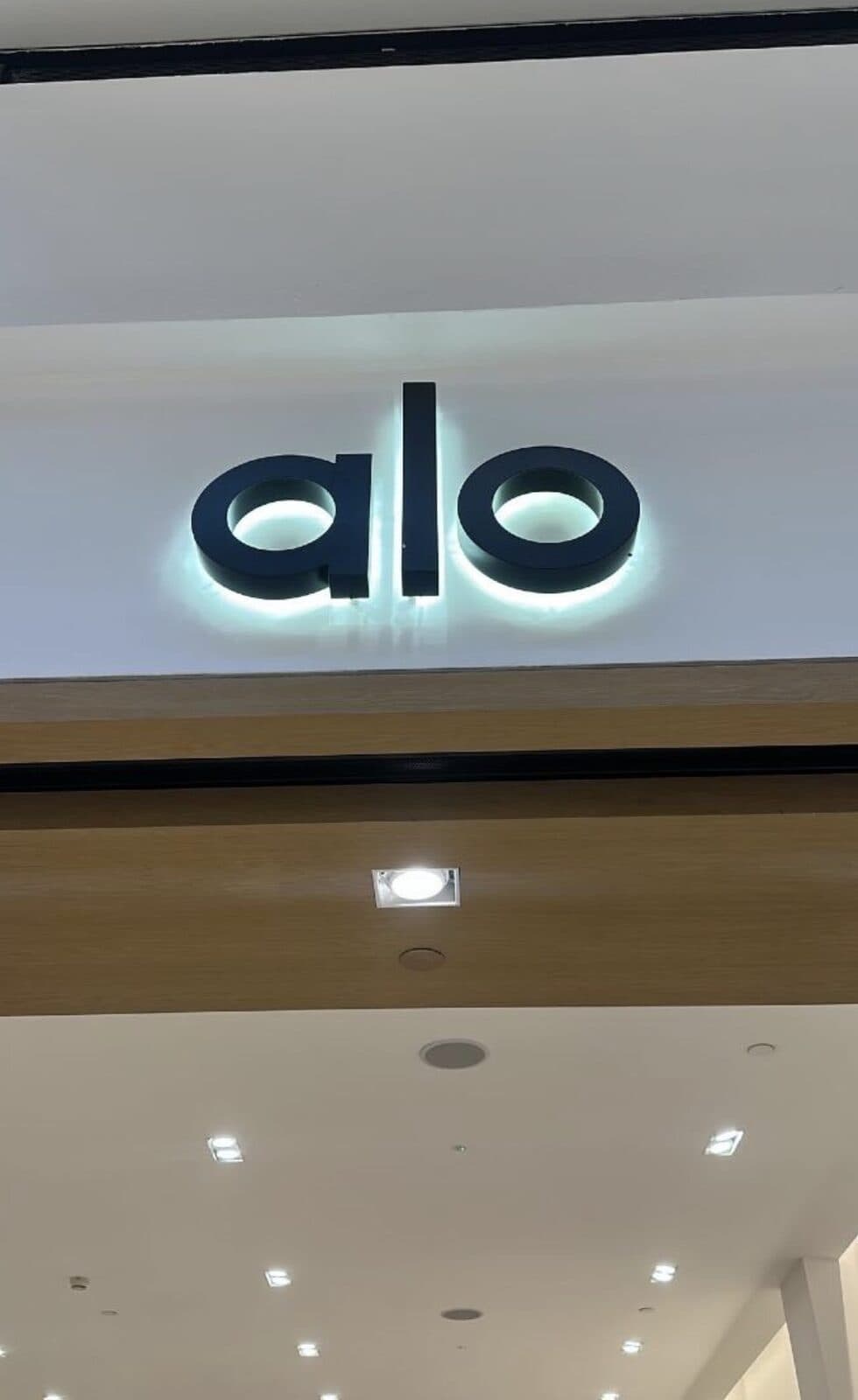 לוגו alo מואר בתוך החנות