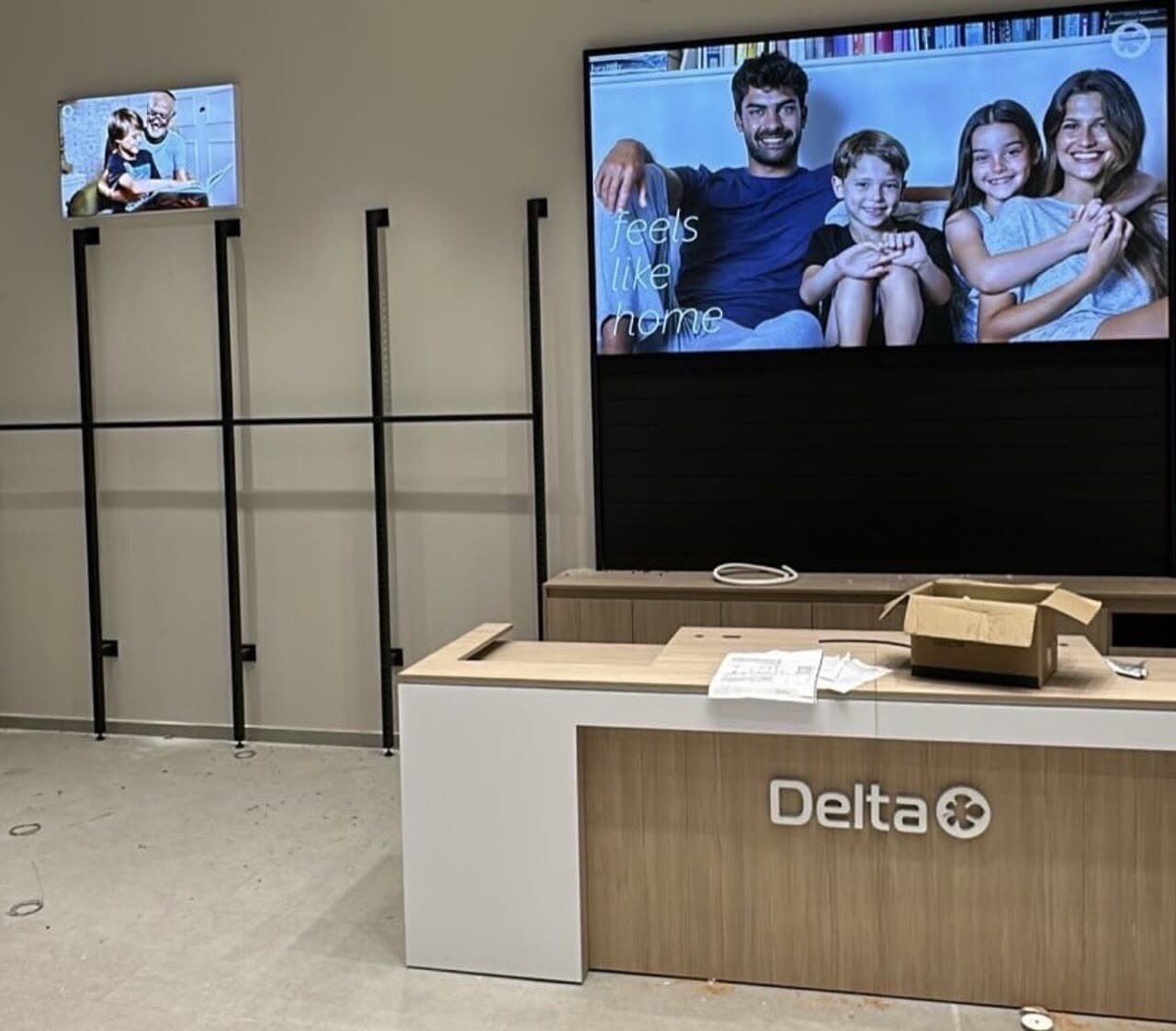מיתוג פנים ומסך בחנות Delta