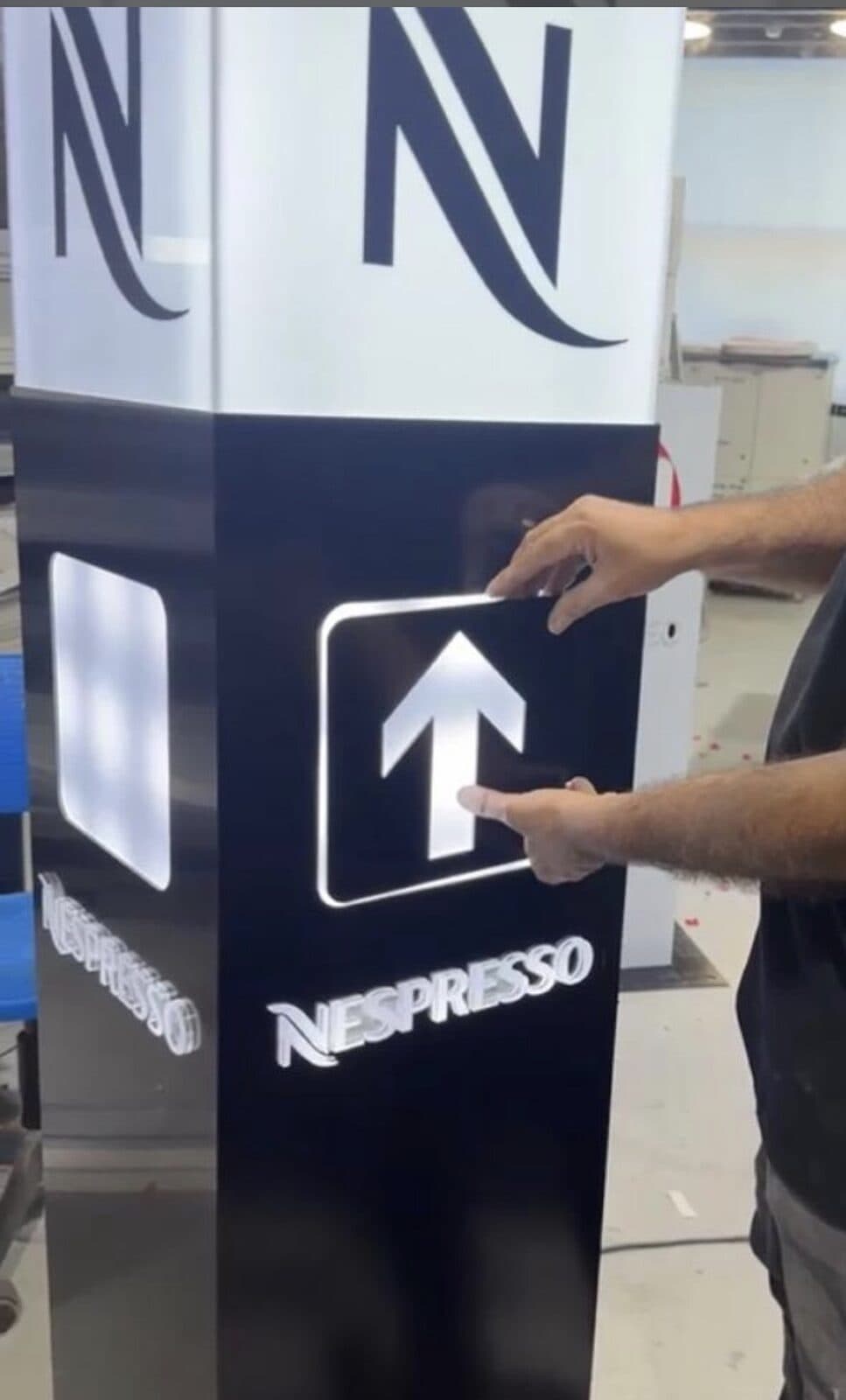 הרכבת עמוד Nespresso במפעל