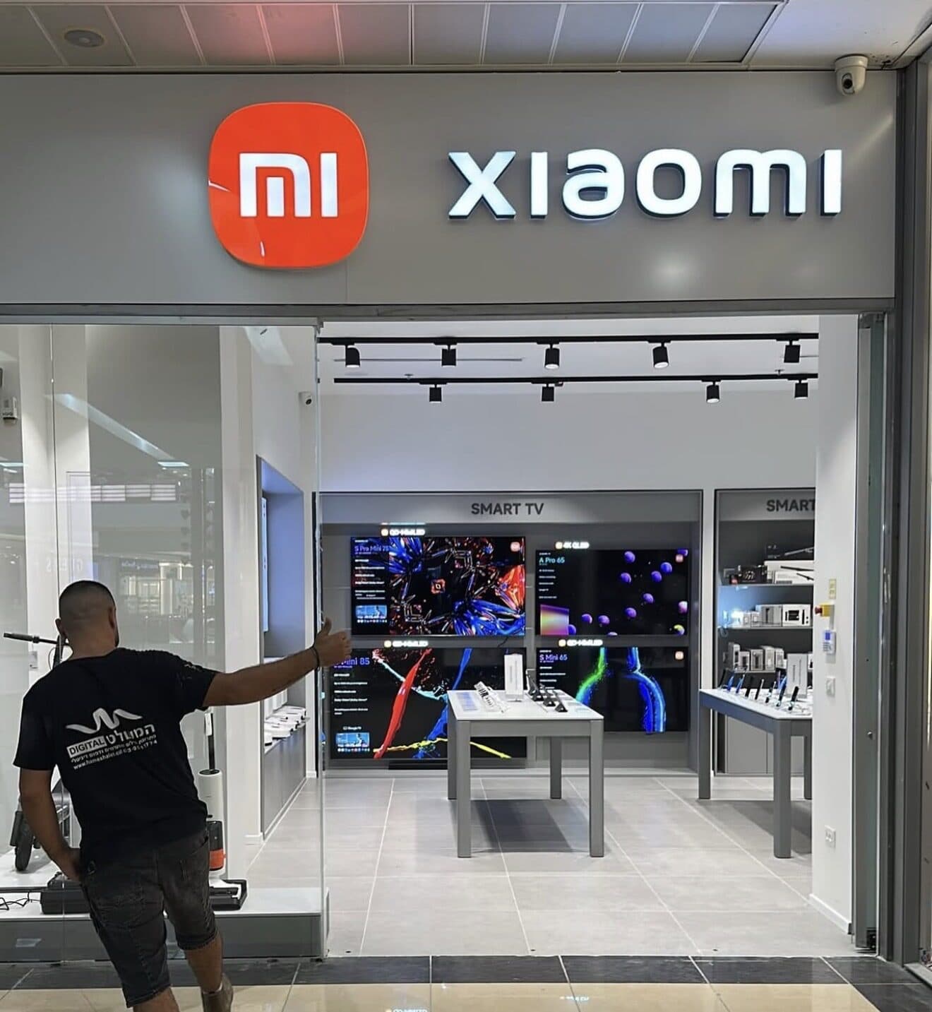 חזית חנות Xiaomi בשלבי הקמה