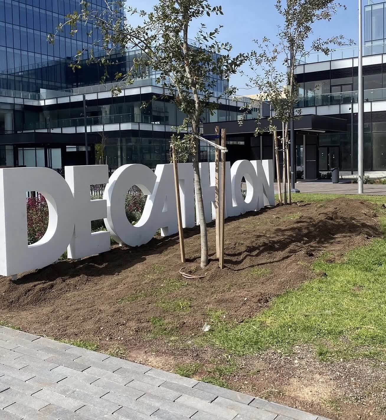 אותיות DECATHLON ענקיות מוצבות בשטח