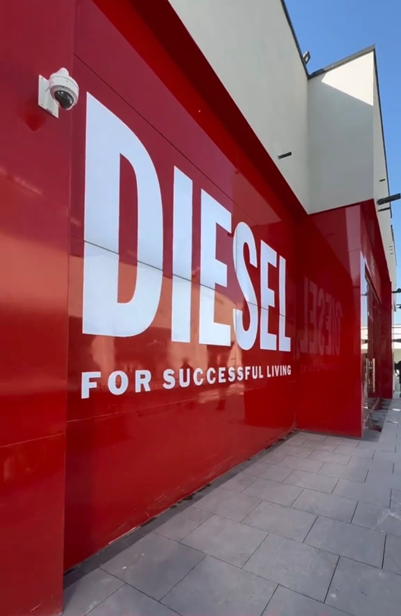 חזית DIESEL אדומה מושלמת
