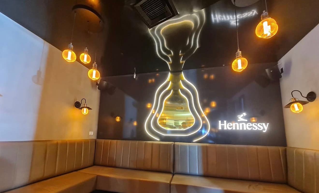 ניאון אמנותי של Hennessy בבר
