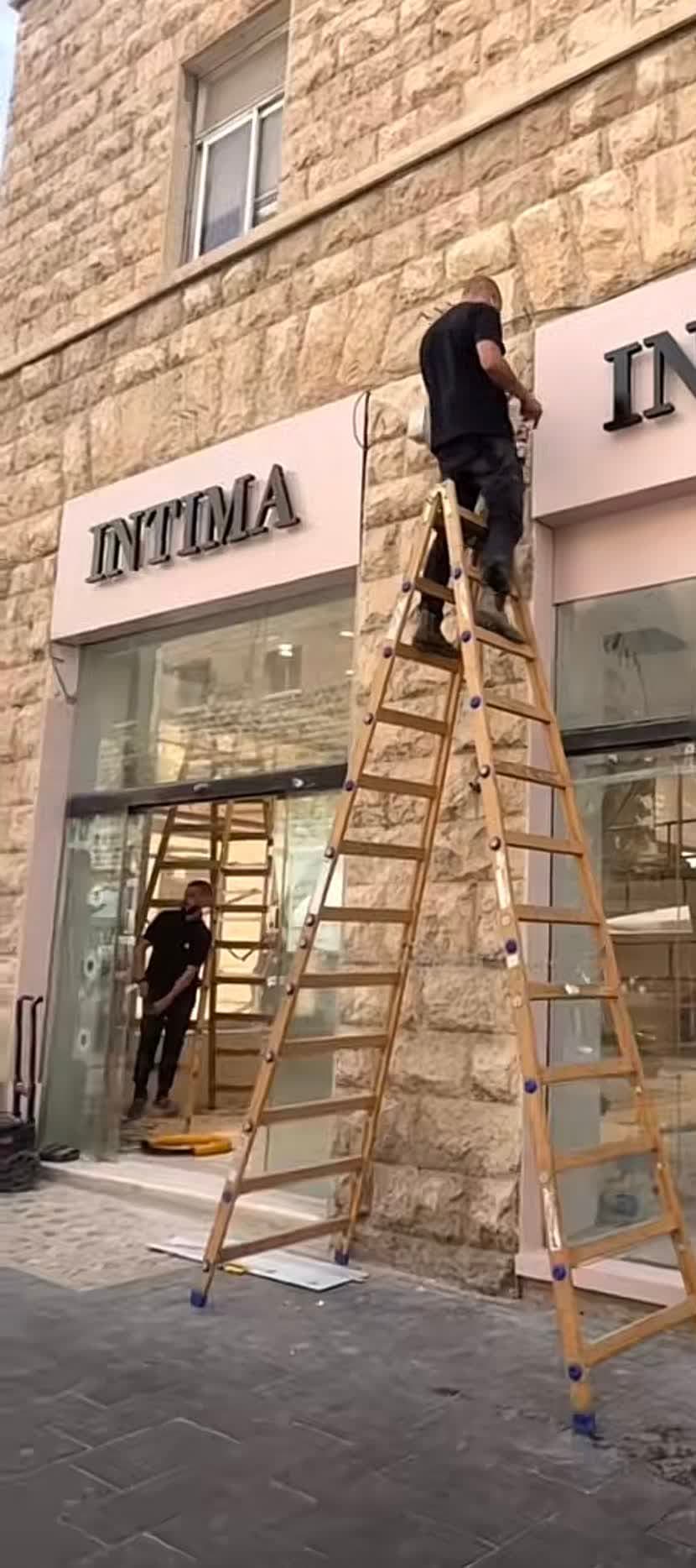 התקנת שלט INTIMA