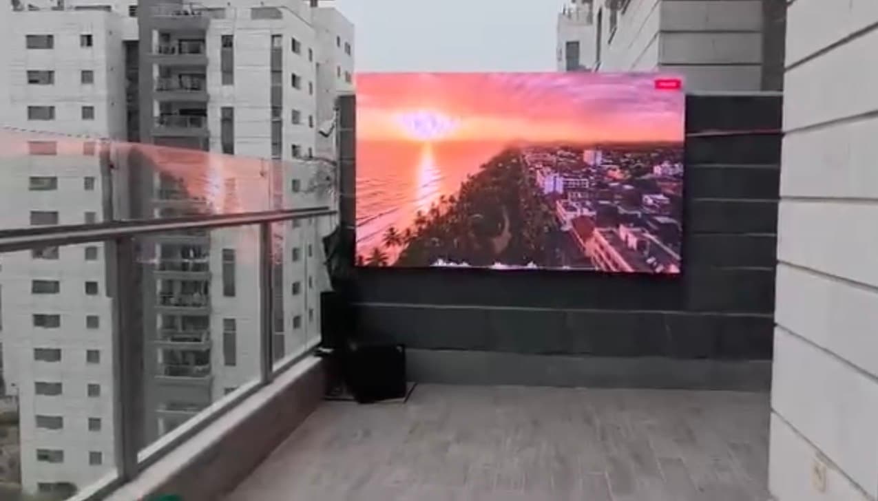 מסך LED חיצוני על מרפסת