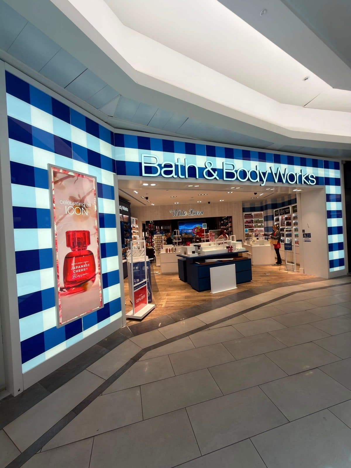 חזית Bath & Body Works — ארגזי התאורה המשובצים והאותיות המוארות