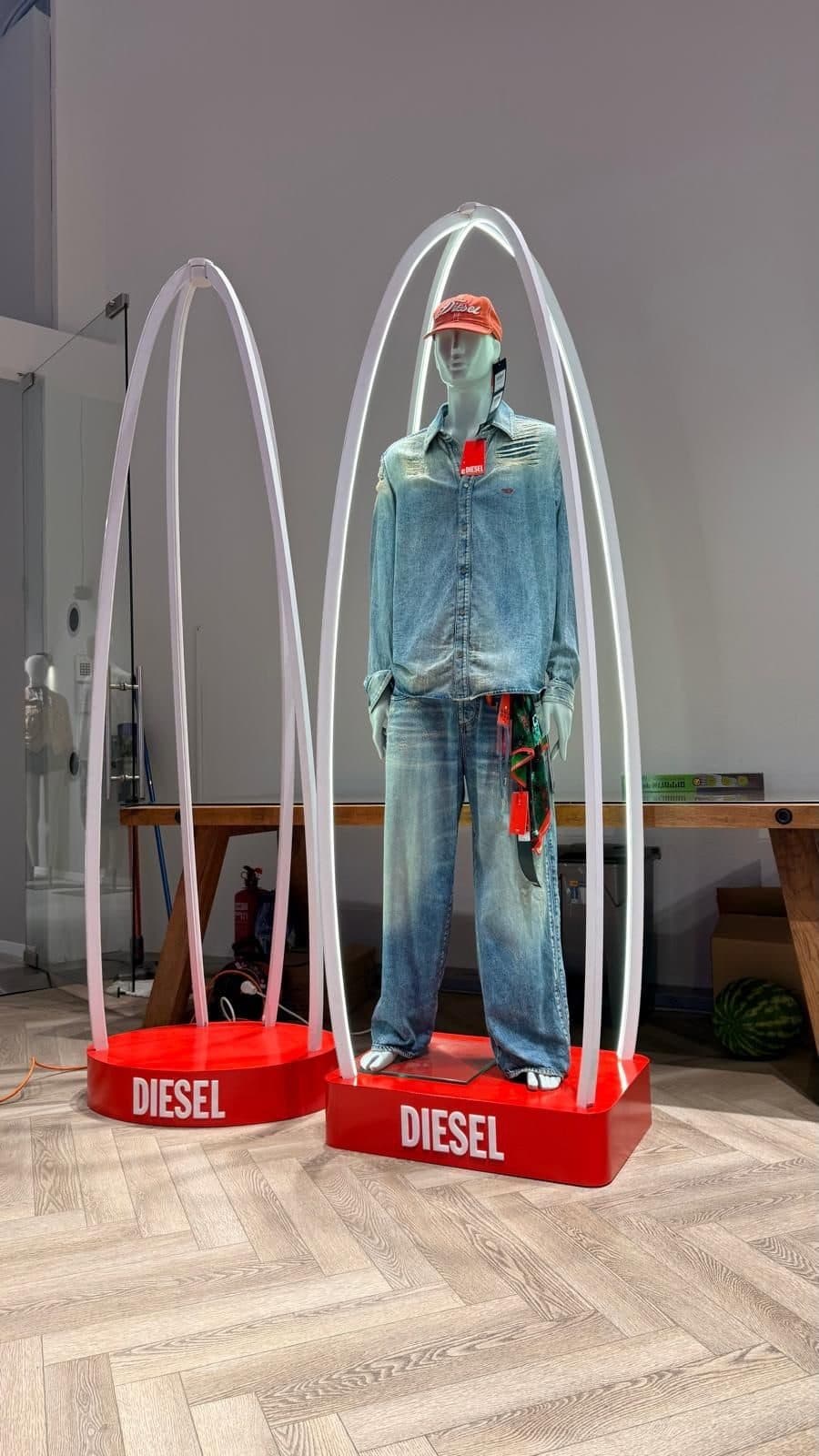 מתקני תצוגה DIESEL עם קשתות מוארות ובסיס אדום