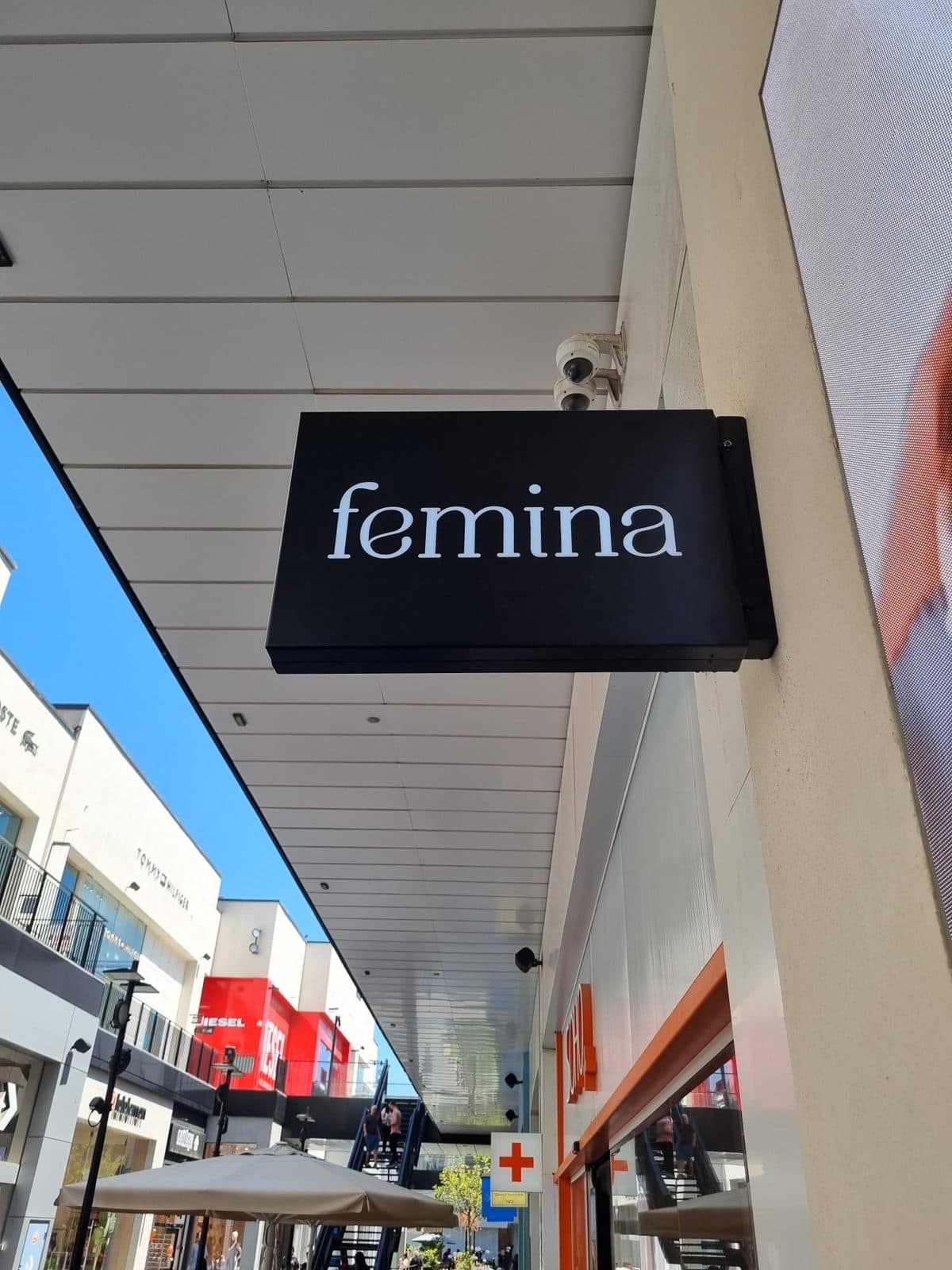 שלט דגל femina שחור עם אותיות מוארות