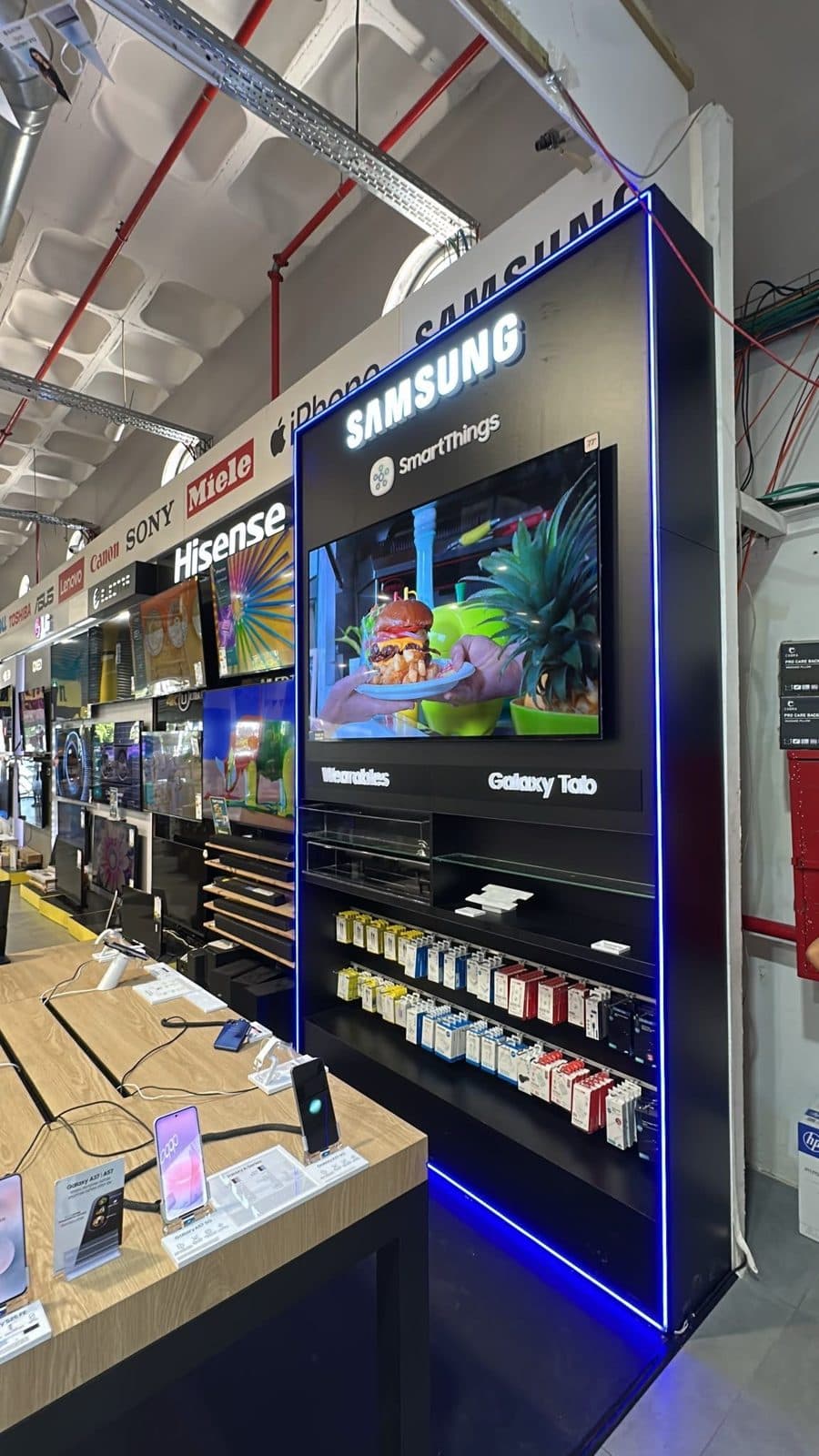 מתקן תצוגה Samsung עם מסך ומסגרת LED כחולה