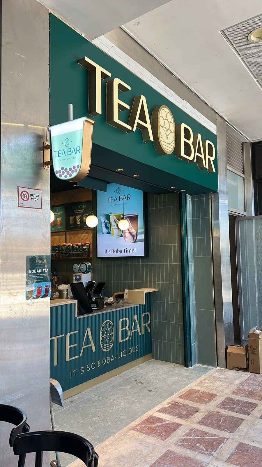 שלט הדגל המואר של TEA BAR בצורת כוס, מהצד
