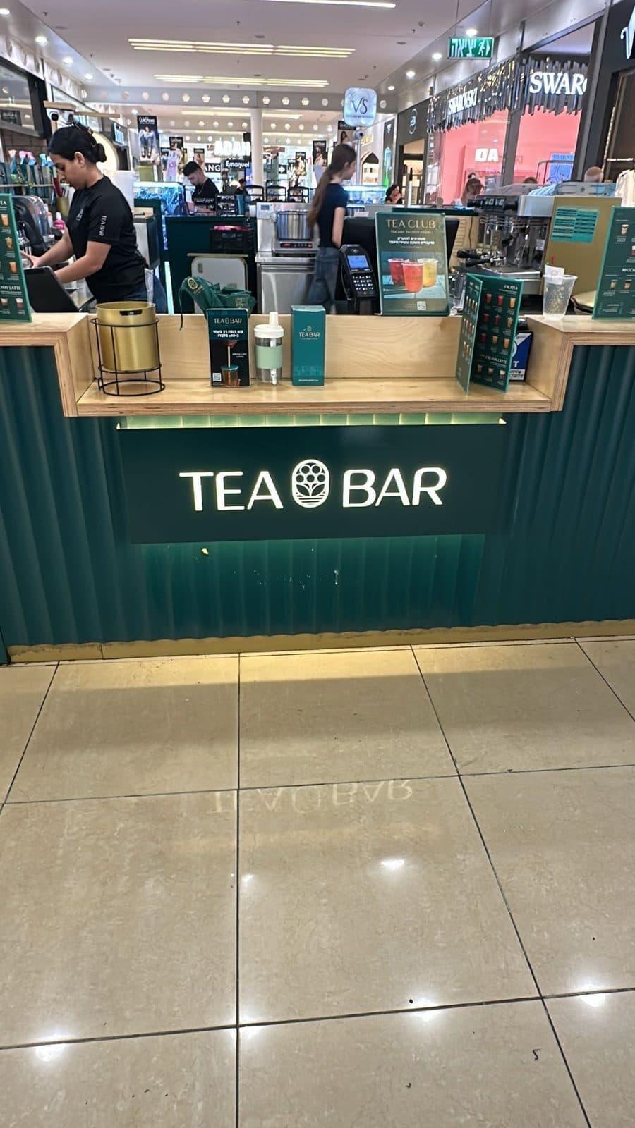 דלפק TEA BAR עם לוגו מואר בקניון