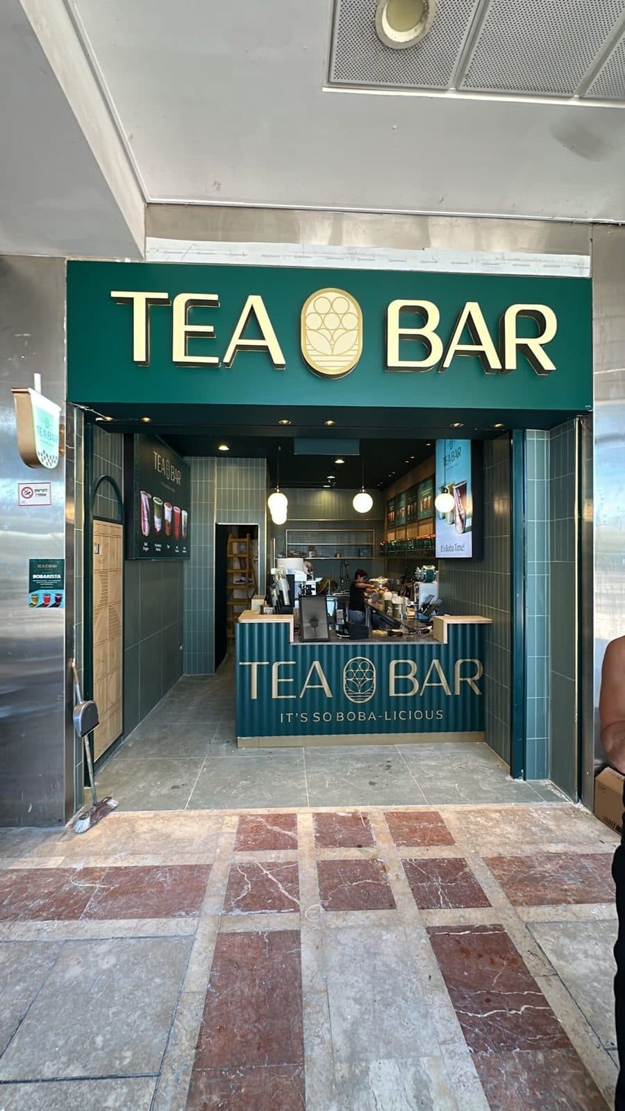 חזית TEA BAR ירוקה עם אותיות זהב תלת-ממדיות