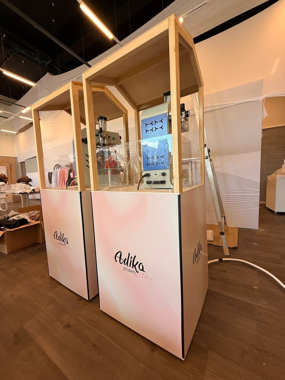 סטנדים ורודים מודפסים על לוקבונד לחנות Adika Studio, עם חתימת הזמרת אודיה