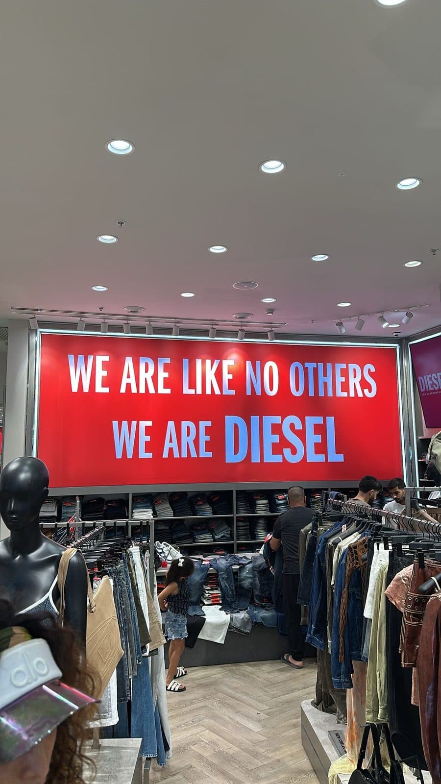 לייטבוקס אדום גדול בחנות DIESEL — WE ARE LIKE NO OTHERS