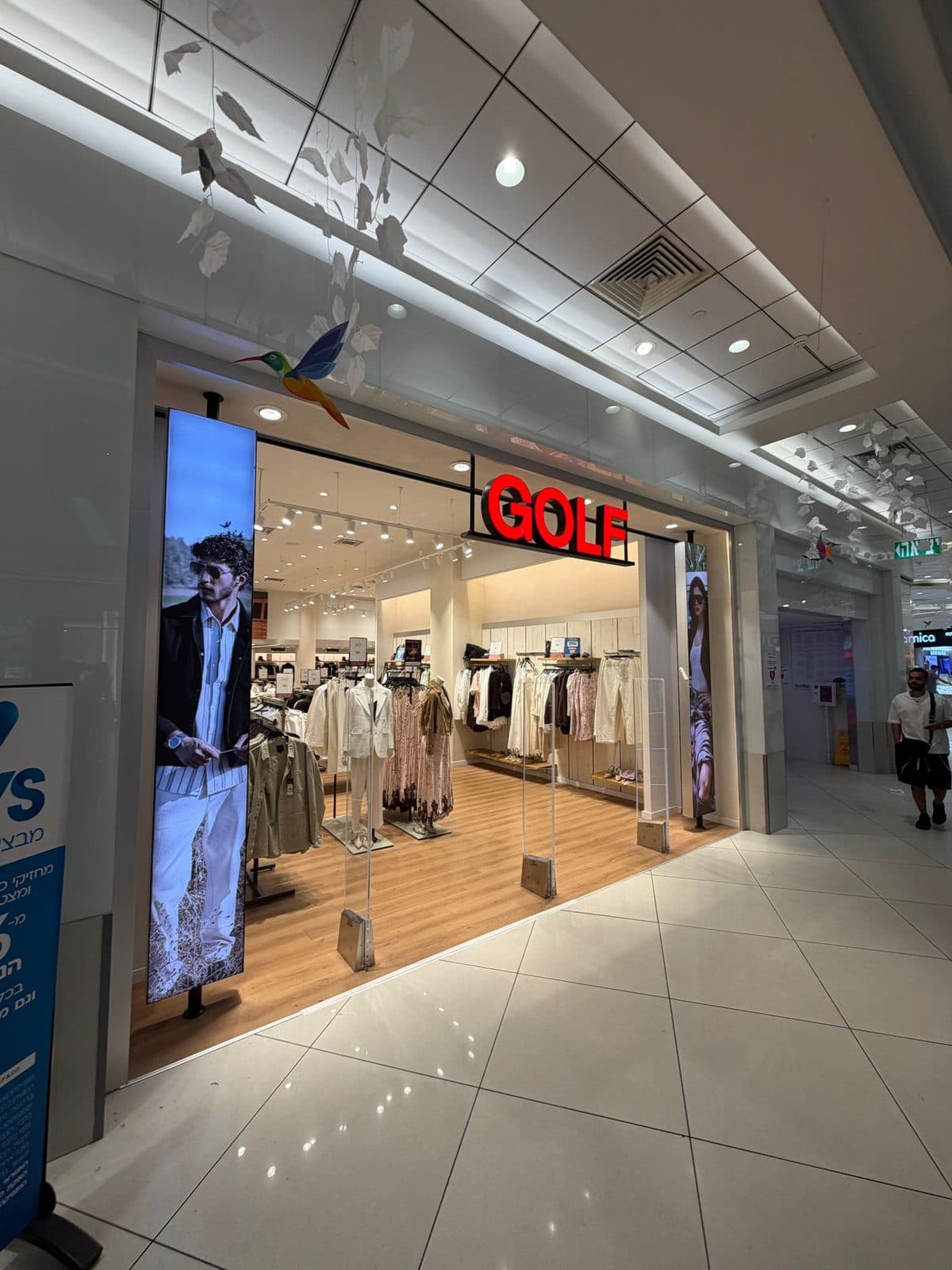 חזית חנות GOLF — שלט אדום מואר ושני מסכי LED אנכיים בכניסה