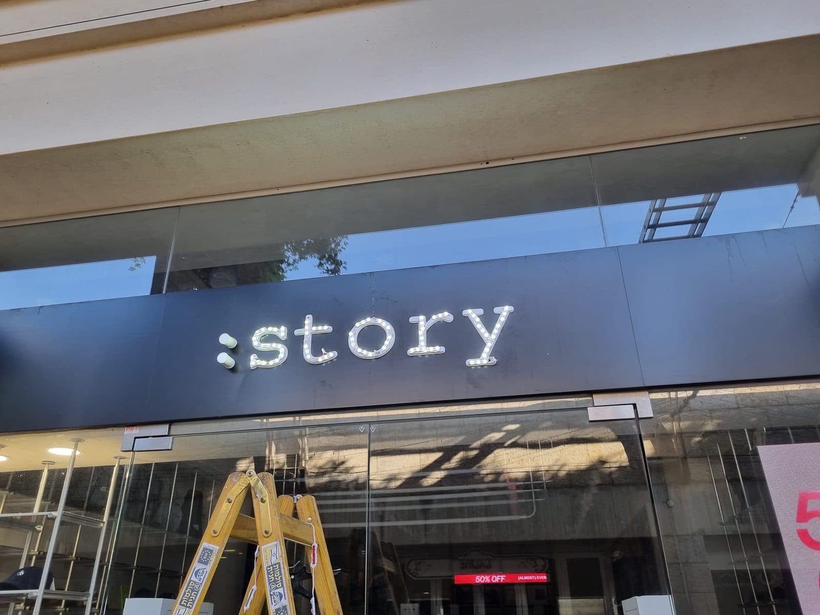 שלט :story במהלך ההתקנה — מודולי LED חשופים באותיות