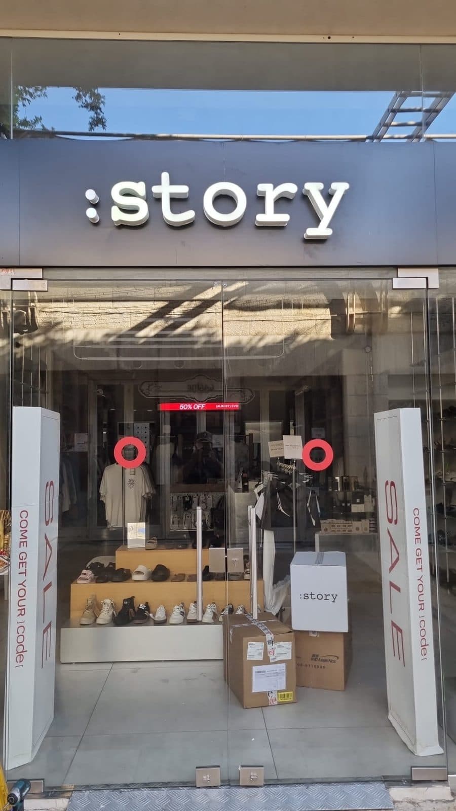 שלט :story עם אותיות מוארות מעל חזית החנות