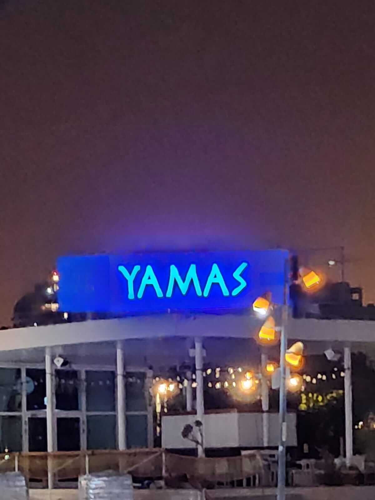שלט יאמאס מואר בלילה